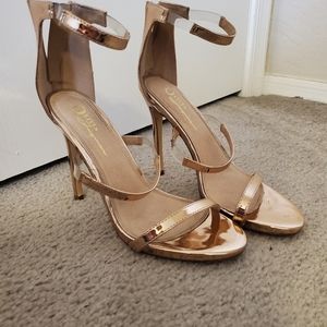 Sexy scrappy gold heels